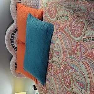 Queen comforter w/ shams